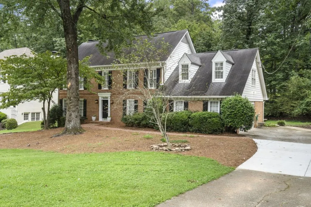 6915 Hunters Knoll, Sandy Springs, Georgia 30328, 4 Bedrooms Bedrooms, ,3 BathroomsBathrooms,Residential,For Sale,6915 Hunters Knoll,7639049
