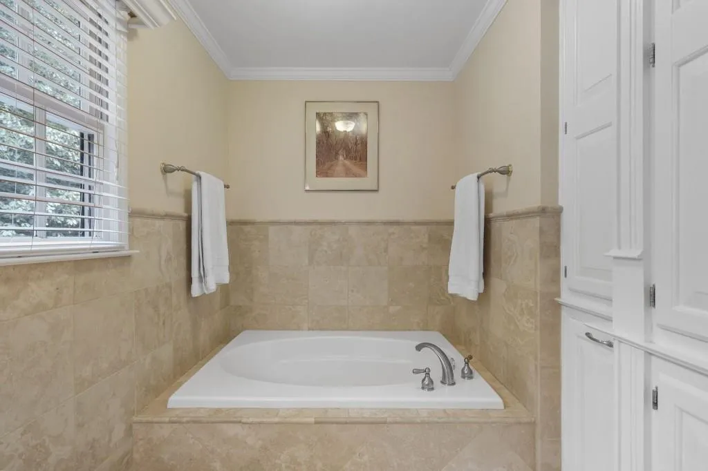6915 Hunters Knoll, Sandy Springs, Georgia 30328, 4 Bedrooms Bedrooms, ,3 BathroomsBathrooms,Residential,For Sale,6915 Hunters Knoll,7639049