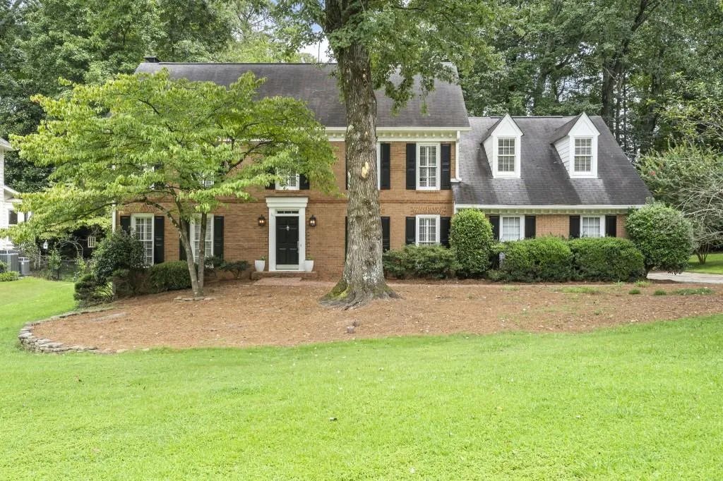 6915 Hunters Knoll, Sandy Springs, Georgia 30328, 4 Bedrooms Bedrooms, ,3 BathroomsBathrooms,Residential,For Sale,6915 Hunters Knoll,7639049