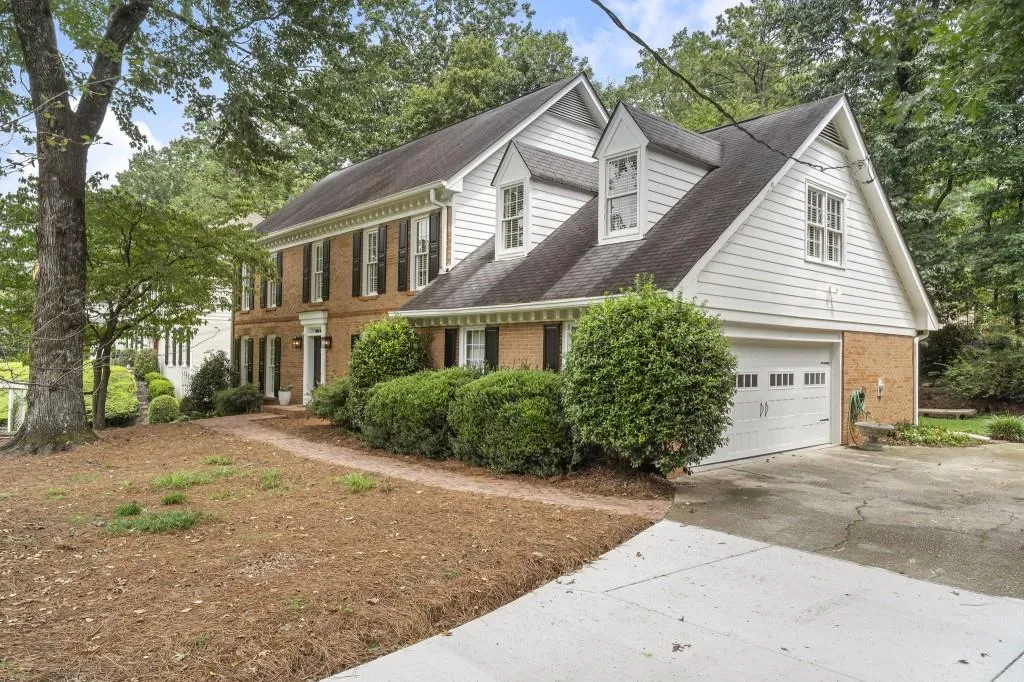 6915 Hunters Knoll, Sandy Springs, Georgia 30328, 4 Bedrooms Bedrooms, ,3 BathroomsBathrooms,Residential,For Sale,6915 Hunters Knoll,7639049