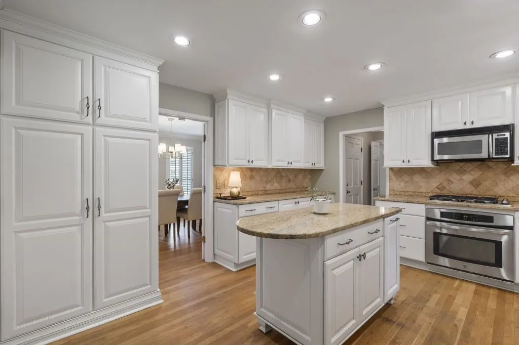 6915 Hunters Knoll, Sandy Springs, Georgia 30328, 4 Bedrooms Bedrooms, ,3 BathroomsBathrooms,Residential,For Sale,6915 Hunters Knoll,7639049