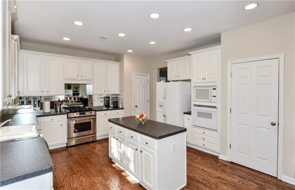 735 Orchard Court, Sandy Springs, Georgia 30328, 3 Bedrooms Bedrooms, ,2 BathroomsBathrooms,Residential,Sold,735 Orchard Court,5774391