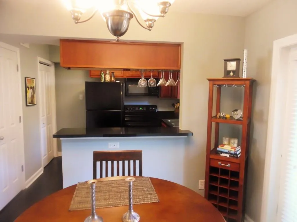 6940 Roswell Road Unit 8f, Sandy Springs, Georgia 30328, 2 Bedrooms Bedrooms, ,1 BathroomBathrooms,Residential,Sold,6940 Roswell Road Unit 8f,5670430