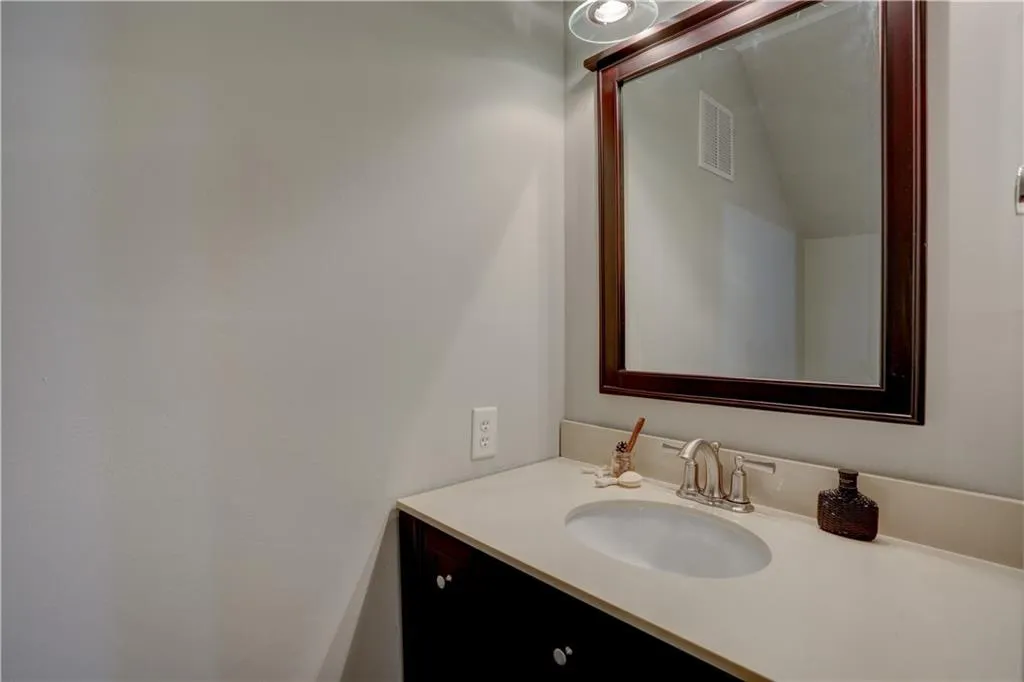 6700 Roswell Road Unit 21g, Atlanta, Georgia 30328, 2 Bedrooms Bedrooms, ,1 BathroomBathrooms,Residential,Sold,6700 Roswell Road Unit 21g,7029013