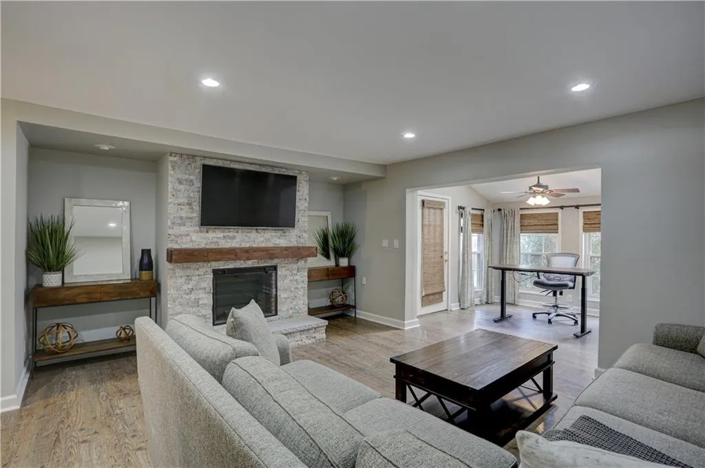 6700 Roswell Road Unit 21g, Atlanta, Georgia 30328, 2 Bedrooms Bedrooms, ,1 BathroomBathrooms,Residential,Sold,6700 Roswell Road Unit 21g,7029013