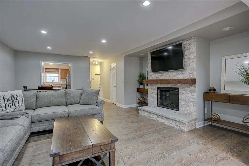 6700 Roswell Road Unit 21g, Atlanta, Georgia 30328, 2 Bedrooms Bedrooms, ,1 BathroomBathrooms,Residential,Sold,6700 Roswell Road Unit 21g,7029013