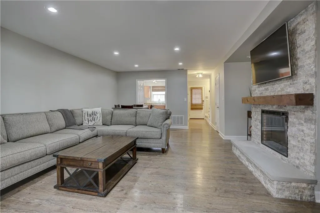 6700 Roswell Road Unit 21g, Atlanta, Georgia 30328, 2 Bedrooms Bedrooms, ,1 BathroomBathrooms,Residential,Sold,6700 Roswell Road Unit 21g,7029013