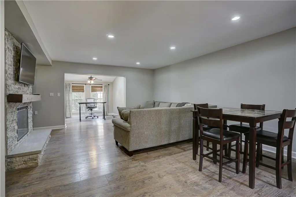 6700 Roswell Road Unit 21g, Atlanta, Georgia 30328, 2 Bedrooms Bedrooms, ,1 BathroomBathrooms,Residential,Sold,6700 Roswell Road Unit 21g,7029013