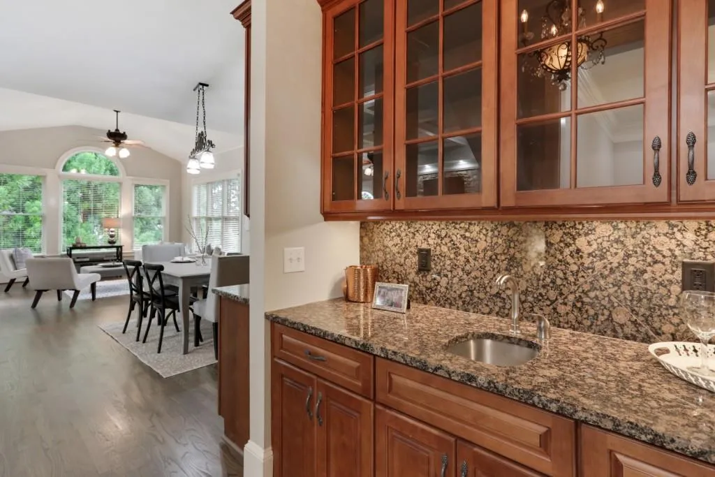 115 Glengate Avenue, Atlanta, Georgia 30328, 6 Bedrooms Bedrooms, ,6 BathroomsBathrooms,Residential,Sold,115 Glengate Avenue,6918850