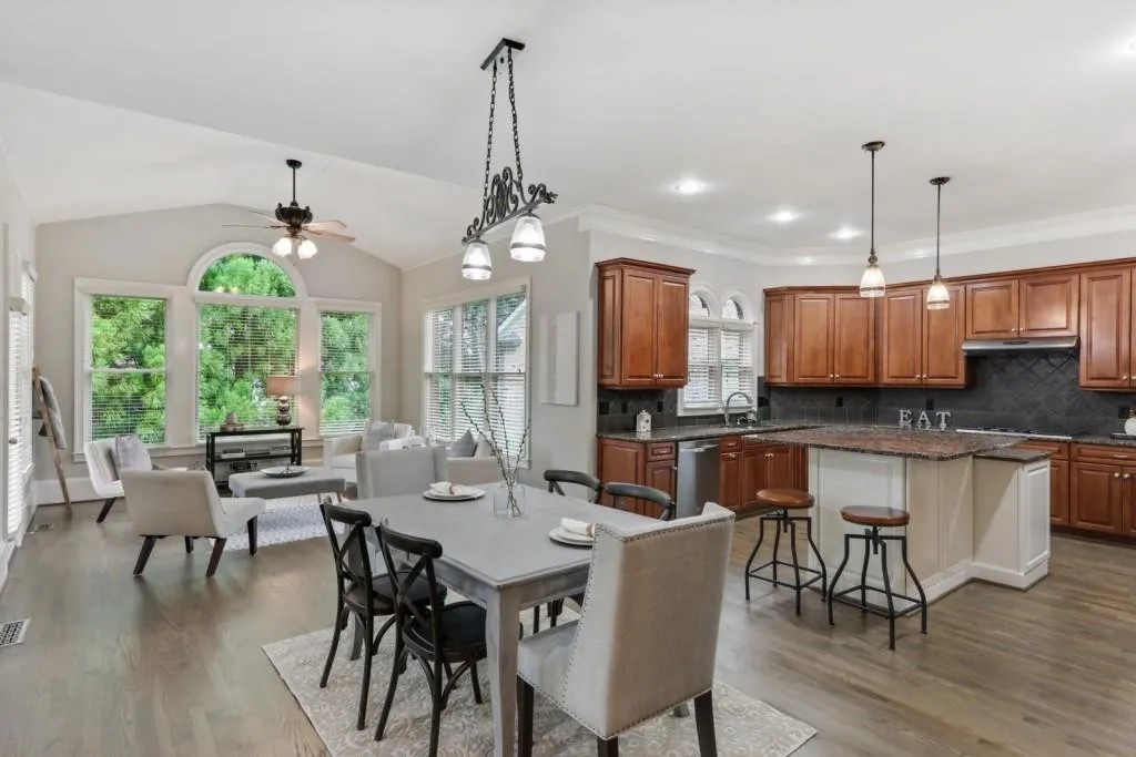 115 Glengate Avenue, Atlanta, Georgia 30328, 6 Bedrooms Bedrooms, ,6 BathroomsBathrooms,Residential,Sold,115 Glengate Avenue,6918850
