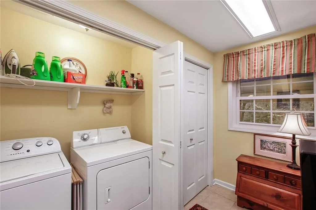 6415 Cherry Tree Lane, Sandy Springs, Georgia 30328, 3 Bedrooms Bedrooms, ,3 BathroomsBathrooms,Residential,Sold,6415 Cherry Tree Lane,6669527
