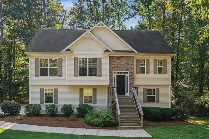 Spacious Traditional Home on a Private Wooded Lot in Mableton!