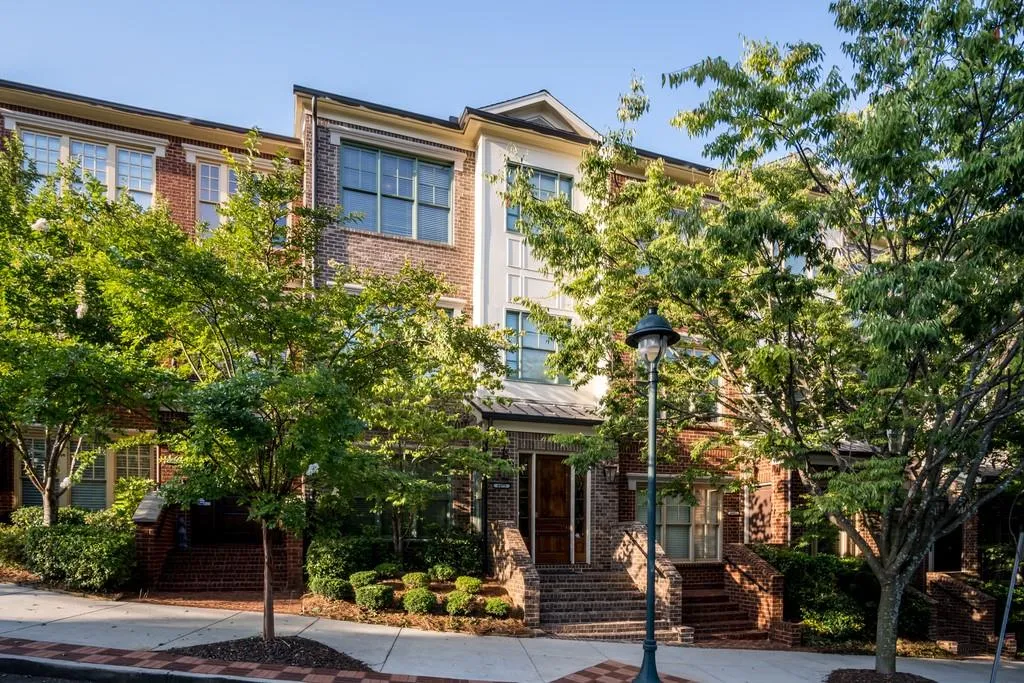 6075 City Walk Lane, Sandy Springs, Georgia 30328, 3 Bedrooms Bedrooms, ,3 BathroomsBathrooms,Residential,Sold,6075 City Walk Lane,6592058