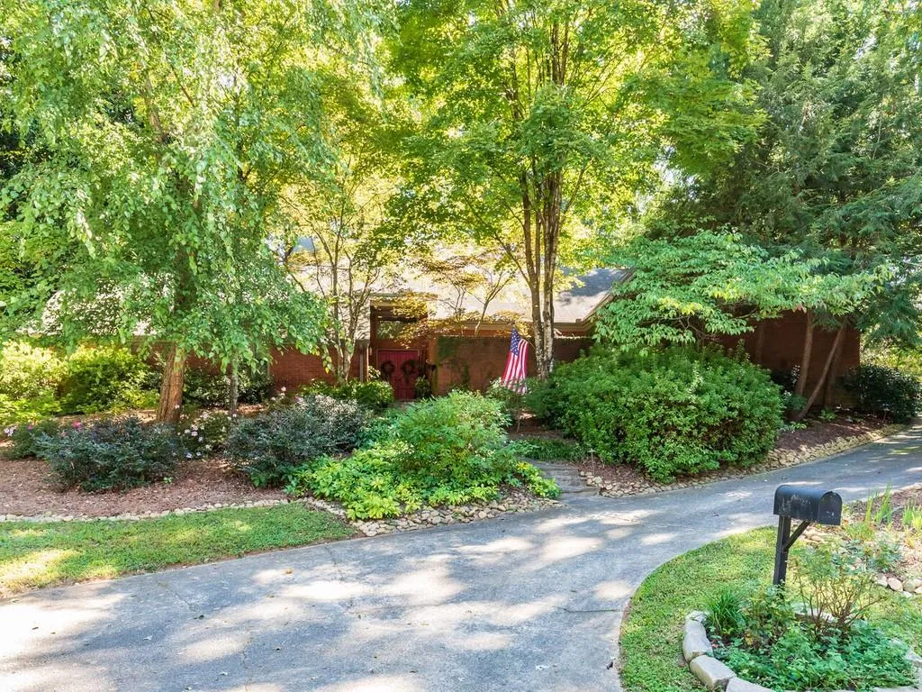 255 Brackenwood Circle, Sandy Springs, Georgia 30328, 3 Bedrooms Bedrooms, ,3 BathroomsBathrooms,Residential,Sold,255 Brackenwood Circle,6781649