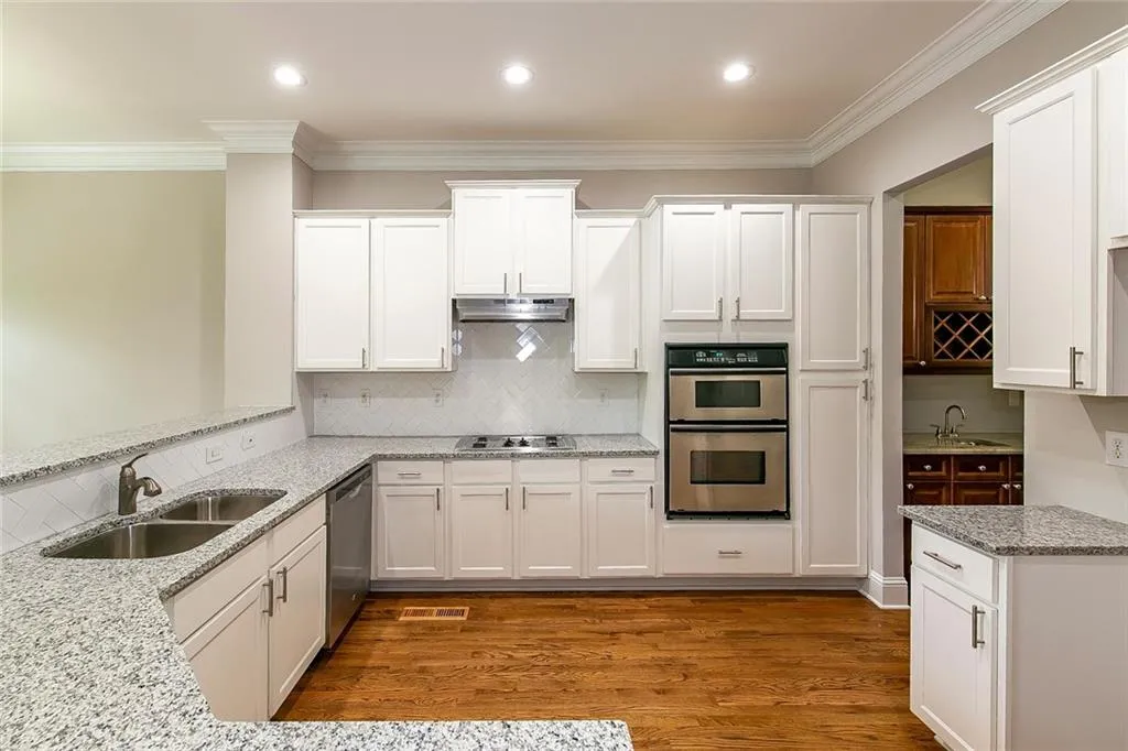 5404 Glenridge Cove, Atlanta, Georgia 30342, 2 Bedrooms Bedrooms, ,2 BathroomsBathrooms,Residential,Sold,5404 Glenridge Cove,6748704