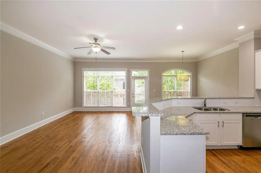 5404 Glenridge Cove, Atlanta, Georgia 30342, 2 Bedrooms Bedrooms, ,2 BathroomsBathrooms,Residential,Sold,5404 Glenridge Cove,6748704