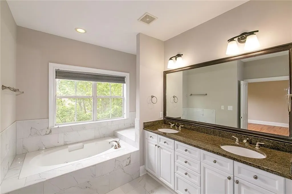5404 Glenridge Cove, Atlanta, Georgia 30342, 2 Bedrooms Bedrooms, ,2 BathroomsBathrooms,Residential,Sold,5404 Glenridge Cove,6748704