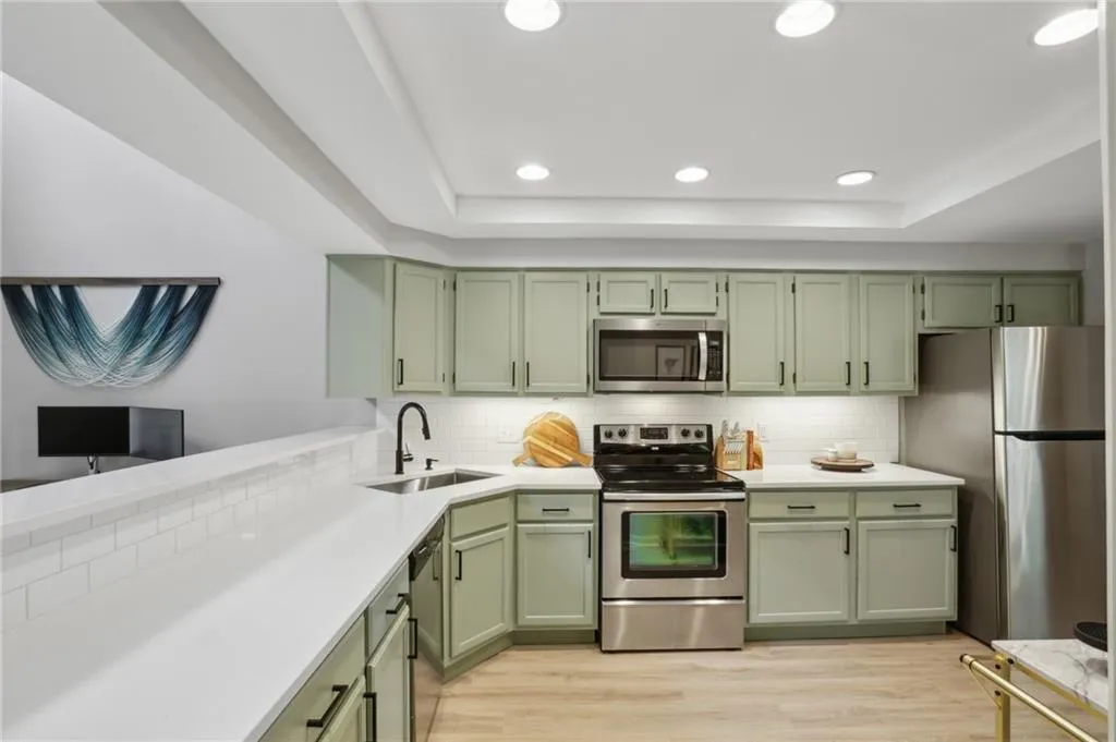 104 Dunwoody Springs Drive, Atlanta, Georgia 30328, 2 Bedrooms Bedrooms, ,2 BathroomsBathrooms,Residential,For Sale,104 Dunwoody Springs Drive,7617833