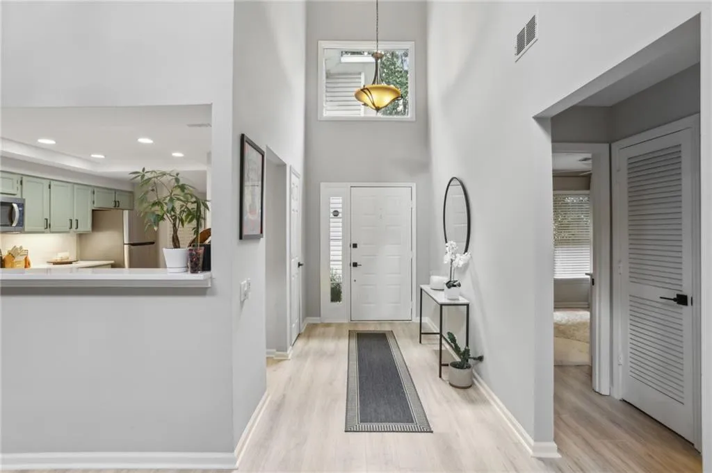 104 Dunwoody Springs Drive, Atlanta, Georgia 30328, 2 Bedrooms Bedrooms, ,2 BathroomsBathrooms,Residential,For Sale,104 Dunwoody Springs Drive,7617833
