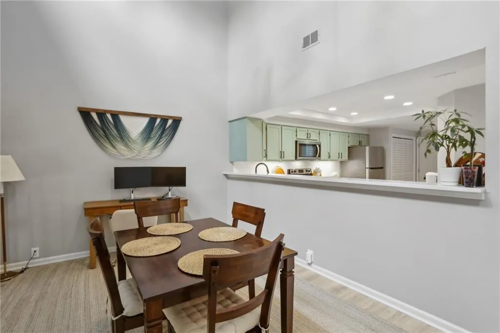 104 Dunwoody Springs Drive, Atlanta, Georgia 30328, 2 Bedrooms Bedrooms, ,2 BathroomsBathrooms,Residential,For Sale,104 Dunwoody Springs Drive,7617833