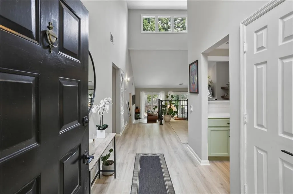 104 Dunwoody Springs Drive, Atlanta, Georgia 30328, 2 Bedrooms Bedrooms, ,2 BathroomsBathrooms,Residential,For Sale,104 Dunwoody Springs Drive,7617833