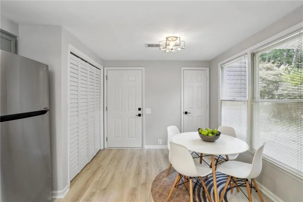 104 Dunwoody Springs Drive, Atlanta, Georgia 30328, 2 Bedrooms Bedrooms, ,2 BathroomsBathrooms,Residential,For Sale,104 Dunwoody Springs Drive,7617833
