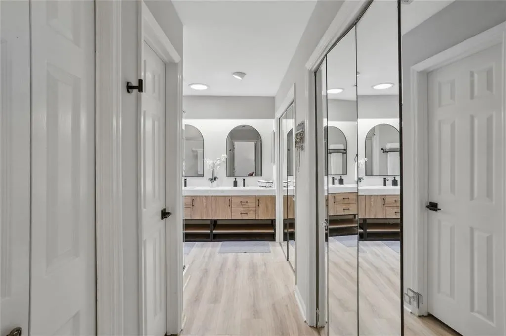 104 Dunwoody Springs Drive, Atlanta, Georgia 30328, 2 Bedrooms Bedrooms, ,2 BathroomsBathrooms,Residential,For Sale,104 Dunwoody Springs Drive,7617833