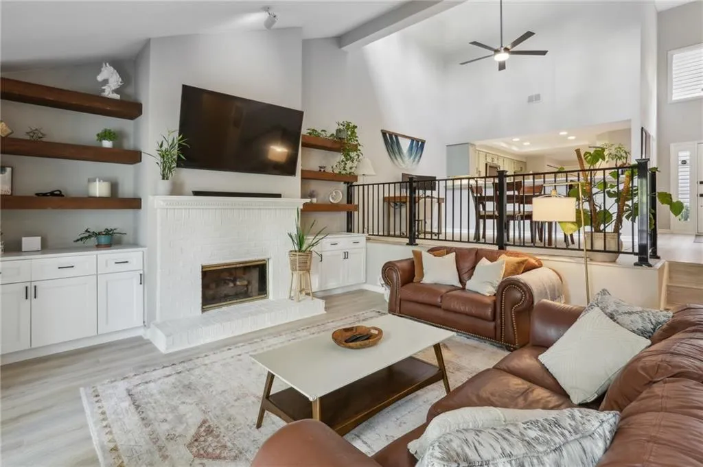 104 Dunwoody Springs Drive, Atlanta, Georgia 30328, 2 Bedrooms Bedrooms, ,2 BathroomsBathrooms,Residential,For Sale,104 Dunwoody Springs Drive,7617833