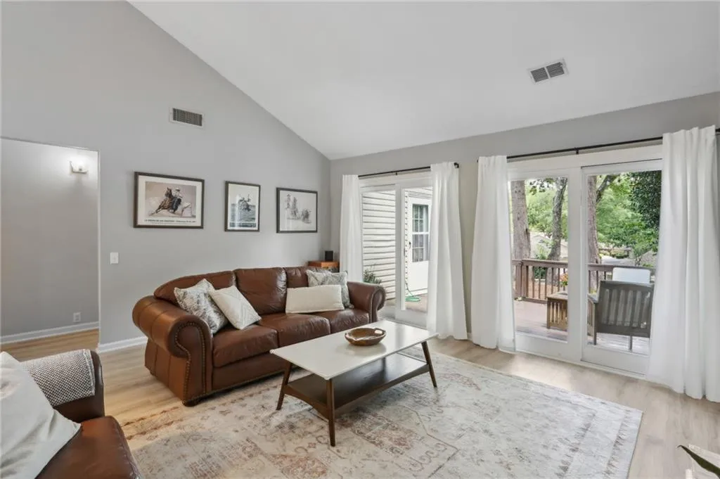 104 Dunwoody Springs Drive, Atlanta, Georgia 30328, 2 Bedrooms Bedrooms, ,2 BathroomsBathrooms,Residential,For Sale,104 Dunwoody Springs Drive,7617833