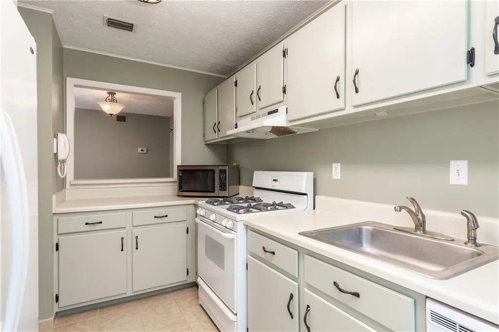 304 Woodcliff Drive Unit 304, Sandy Springs, Georgia 30350, 1 Bedroom Bedrooms, ,1 BathroomBathrooms,Residential,Sold,304 Woodcliff Drive Unit 304,6603598