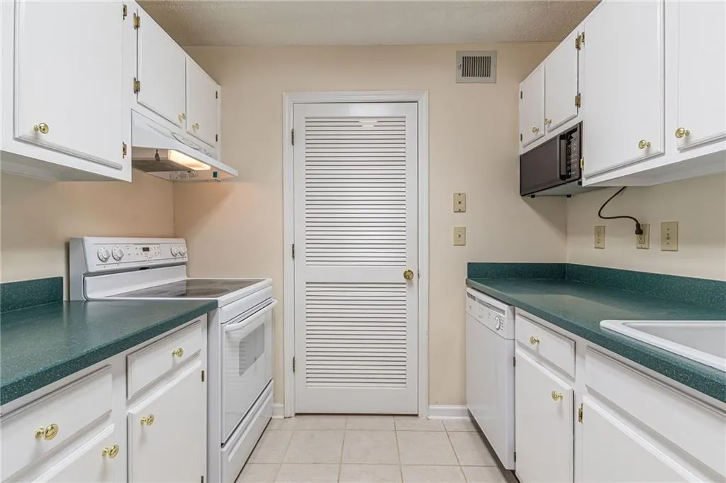 607 Granville Court, Sandy Springs, Georgia 30328, 2 Bedrooms Bedrooms, ,2 BathroomsBathrooms,Residential,Sold,607 Granville Court,7213086