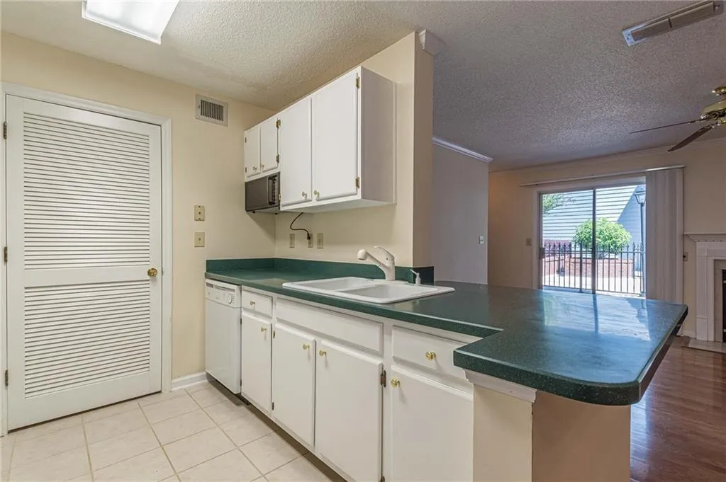 607 Granville Court, Sandy Springs, Georgia 30328, 2 Bedrooms Bedrooms, ,2 BathroomsBathrooms,Residential,Sold,607 Granville Court,7213086