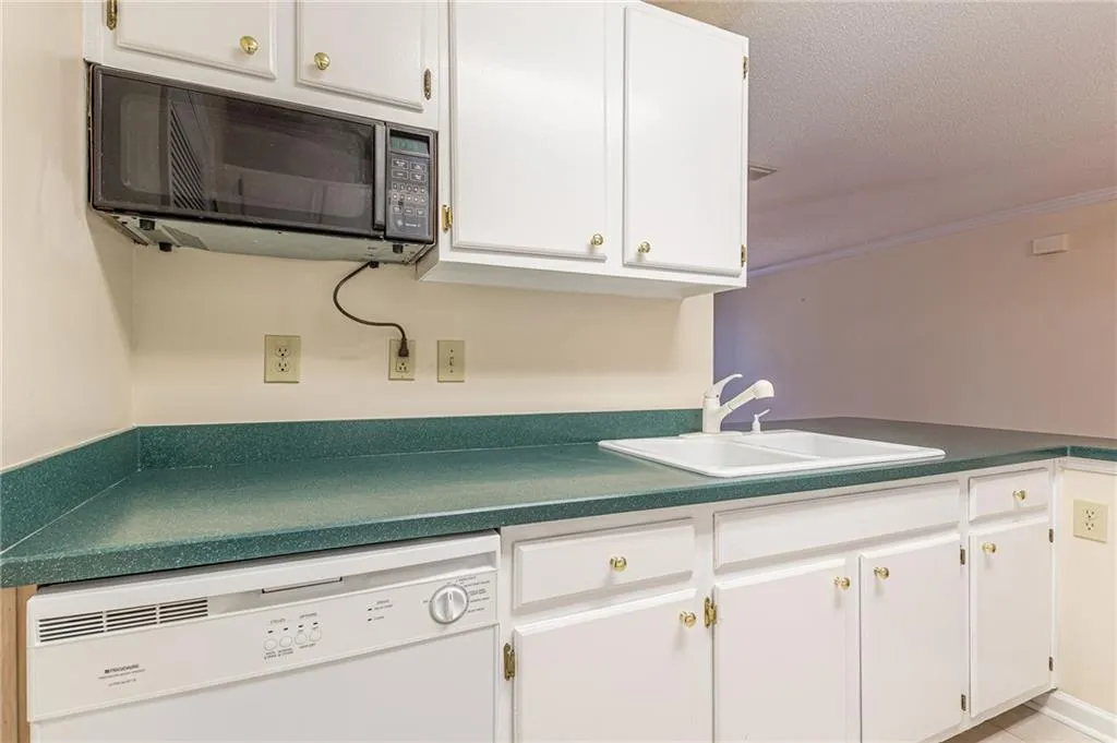 607 Granville Court, Sandy Springs, Georgia 30328, 2 Bedrooms Bedrooms, ,2 BathroomsBathrooms,Residential,Sold,607 Granville Court,7213086