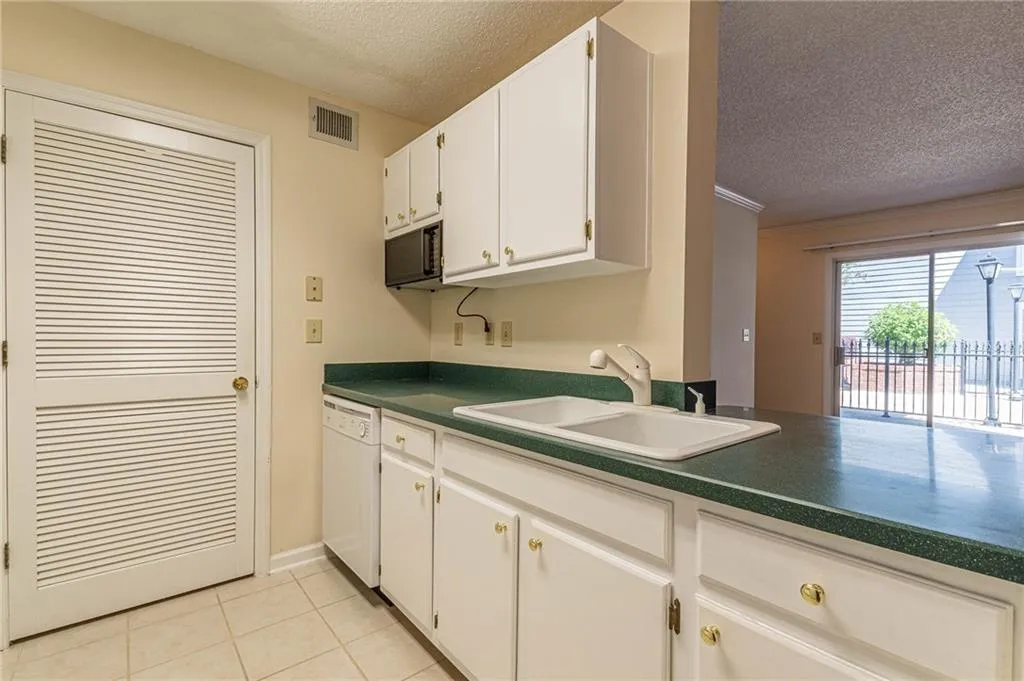 607 Granville Court, Sandy Springs, Georgia 30328, 2 Bedrooms Bedrooms, ,2 BathroomsBathrooms,Residential,Sold,607 Granville Court,7213086