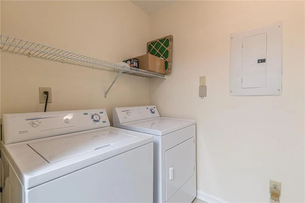 607 Granville Court, Sandy Springs, Georgia 30328, 2 Bedrooms Bedrooms, ,2 BathroomsBathrooms,Residential,Sold,607 Granville Court,7213086