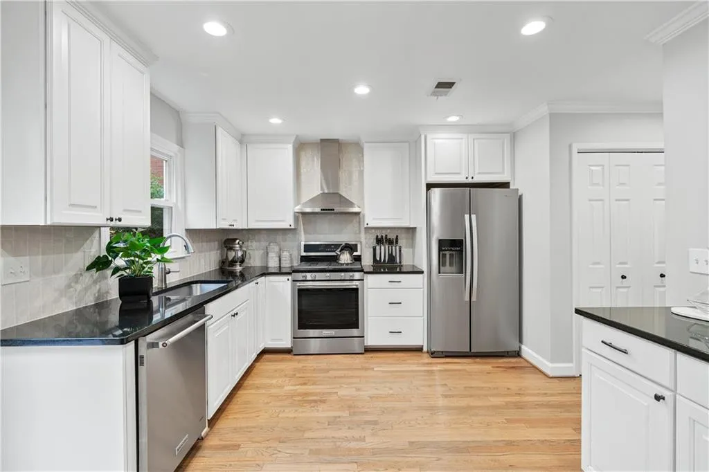 403 Defoors Mill Drive Nw, Atlanta, Georgia 30318, 2 Bedrooms Bedrooms, ,2 BathroomsBathrooms,Residential,Sold,403 Defoors Mill Drive Nw,7582964