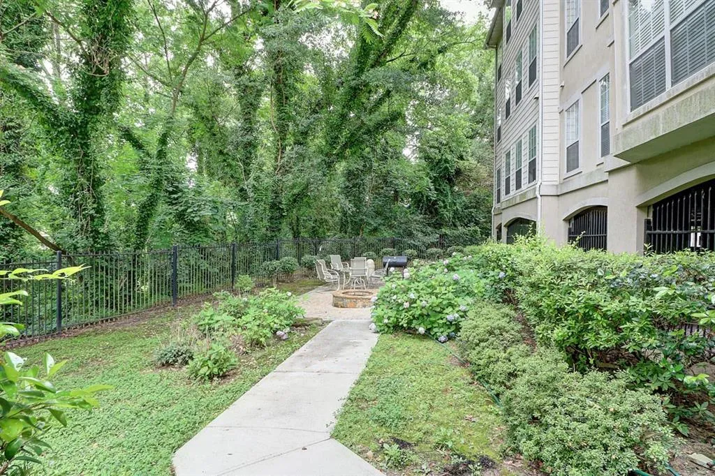 5641 Roswell Road Unit 105, Sandy Springs, Georgia 30342, 2 Bedrooms Bedrooms, ,2 BathroomsBathrooms,Residential,Sold,5641 Roswell Road Unit 105,5860339