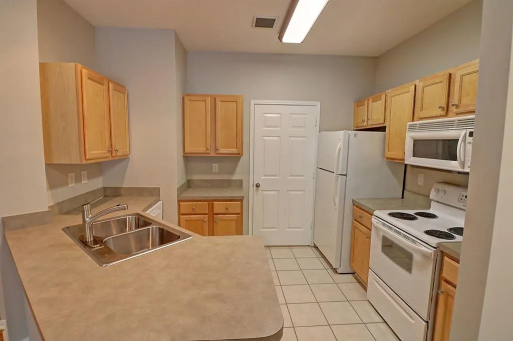 5641 Roswell Road Unit 105, Sandy Springs, Georgia 30342, 2 Bedrooms Bedrooms, ,2 BathroomsBathrooms,Residential,Sold,5641 Roswell Road Unit 105,5860339