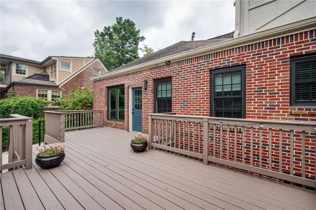 Huge deck ideal for entertaining