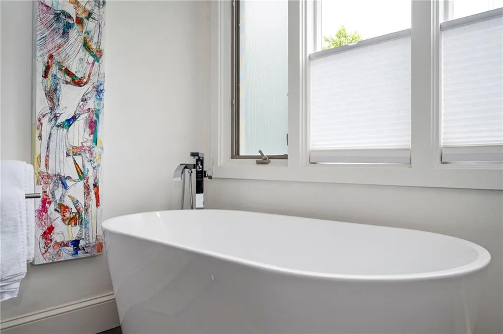 Additional view of soaking tub