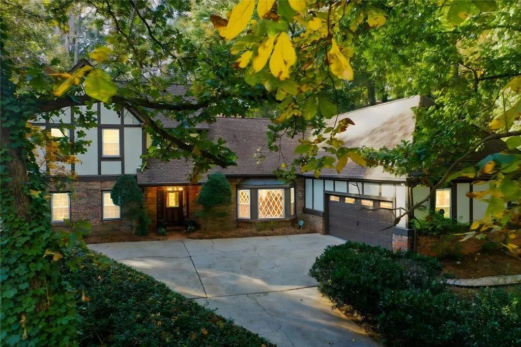180 Valley Cove, Sandy Springs, Georgia 30350, 6 Bedrooms Bedrooms, ,4 BathroomsBathrooms,Residential,Sold,180 Valley Cove,7677987