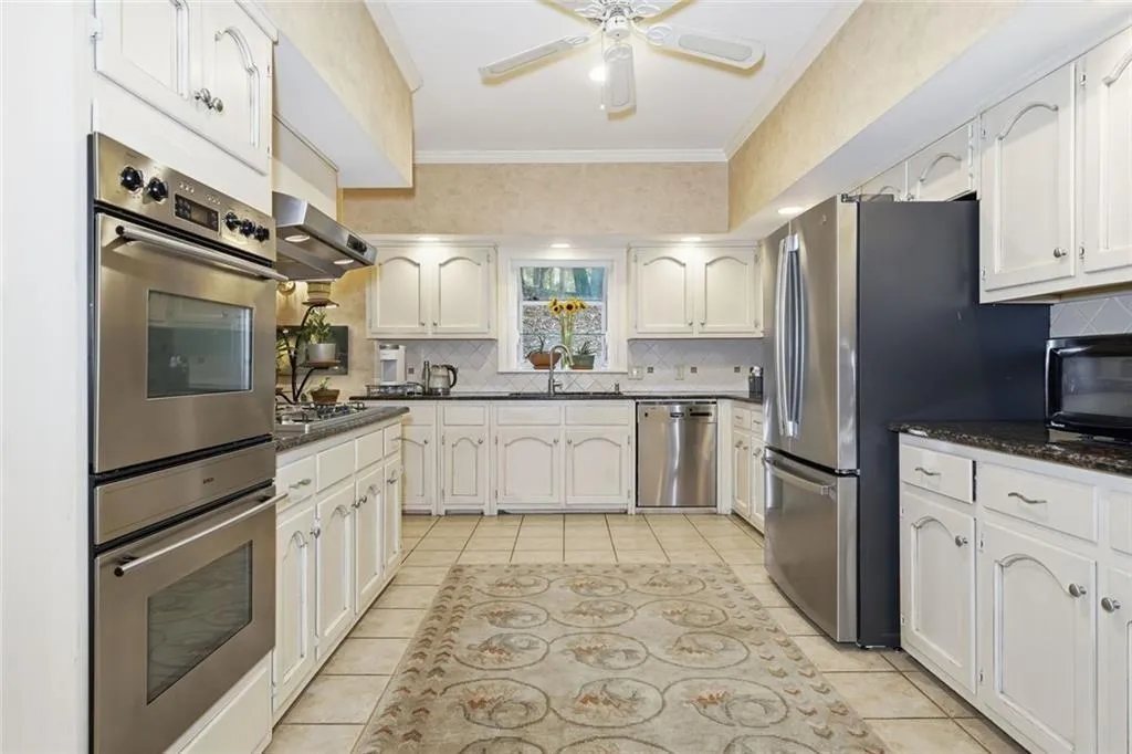 180 Valley Cove, Sandy Springs, Georgia 30350, 6 Bedrooms Bedrooms, ,4 BathroomsBathrooms,Residential,Sold,180 Valley Cove,7677987