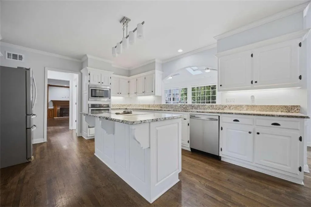 7525 S Spalding S, Sandy Springs, Georgia 30350, 5 Bedrooms Bedrooms, ,4 BathroomsBathrooms,Residential,For Sale,7525 S Spalding S,7760505