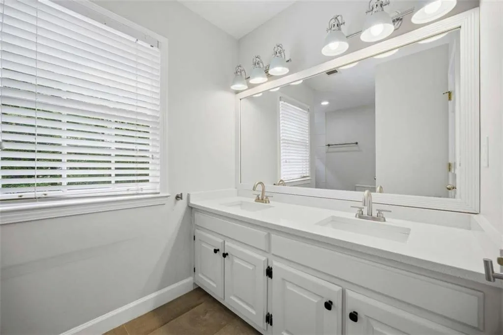 7525 S Spalding S, Sandy Springs, Georgia 30350, 5 Bedrooms Bedrooms, ,4 BathroomsBathrooms,Residential,For Sale,7525 S Spalding S,7760505