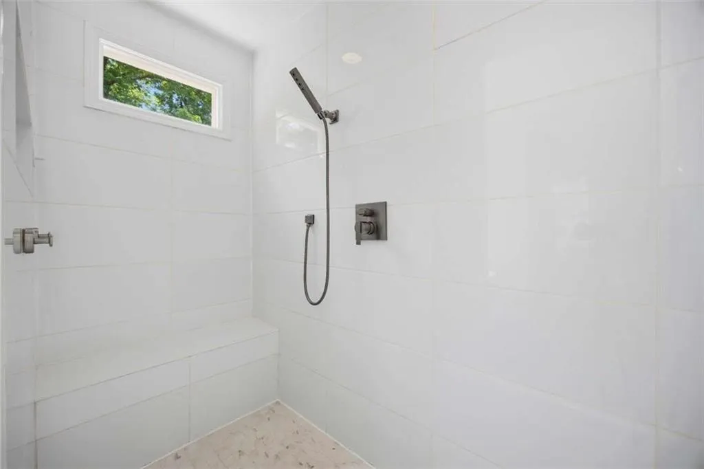 7525 S Spalding S, Sandy Springs, Georgia 30350, 5 Bedrooms Bedrooms, ,4 BathroomsBathrooms,Residential,For Sale,7525 S Spalding S,7760505