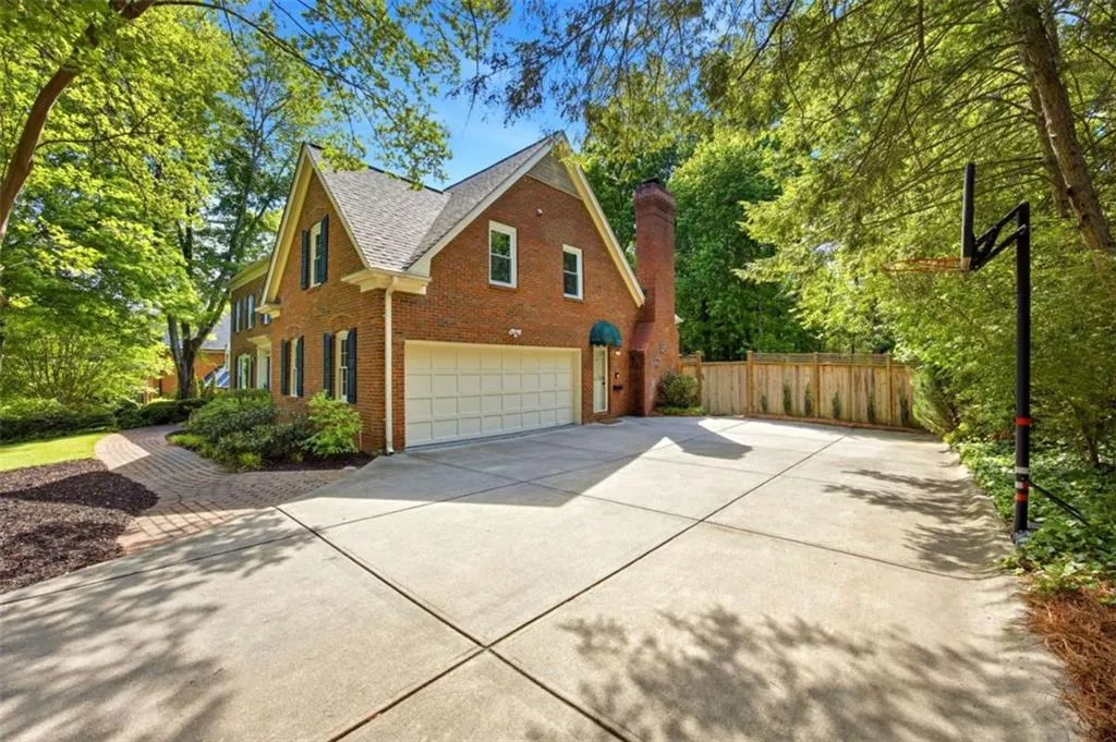 7525 S Spalding S, Sandy Springs, Georgia 30350, 5 Bedrooms Bedrooms, ,4 BathroomsBathrooms,Residential,For Sale,7525 S Spalding S,7760505