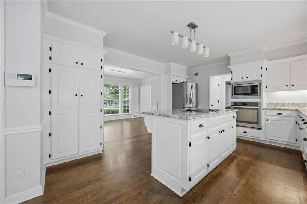 7525 S Spalding S, Sandy Springs, Georgia 30350, 5 Bedrooms Bedrooms, ,4 BathroomsBathrooms,Residential,For Sale,7525 S Spalding S,7760505