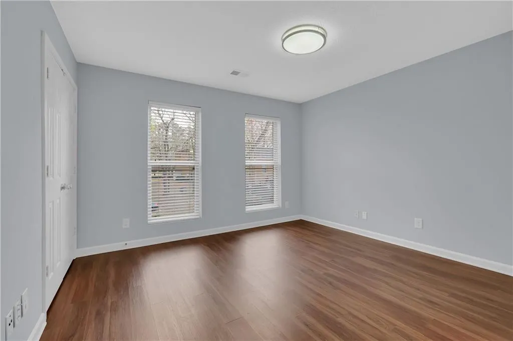 Hardwood / wood-style floors