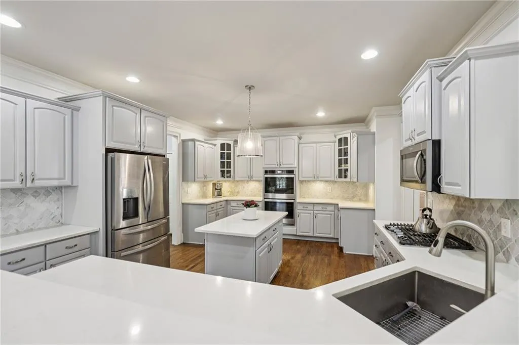 654 Windsor Parkway, Sandy Springs, Georgia 30342, 6 Bedrooms Bedrooms, ,5 BathroomsBathrooms,Residential,For Sale,654 Windsor Parkway,7707547