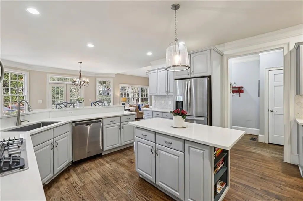 654 Windsor Parkway, Sandy Springs, Georgia 30342, 6 Bedrooms Bedrooms, ,5 BathroomsBathrooms,Residential,For Sale,654 Windsor Parkway,7707547